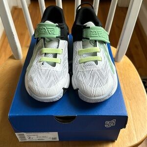 Nw/box Nike Giannis Immortality 2 (PS) 2Y